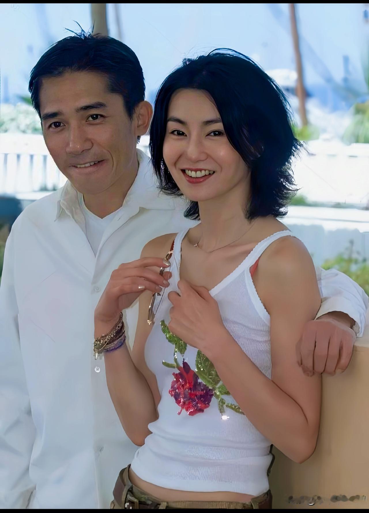 二零零零年，法国戛纳，梁朝伟和张曼玉携手为电影做宣传时的合影。当时梁朝伟三十八岁