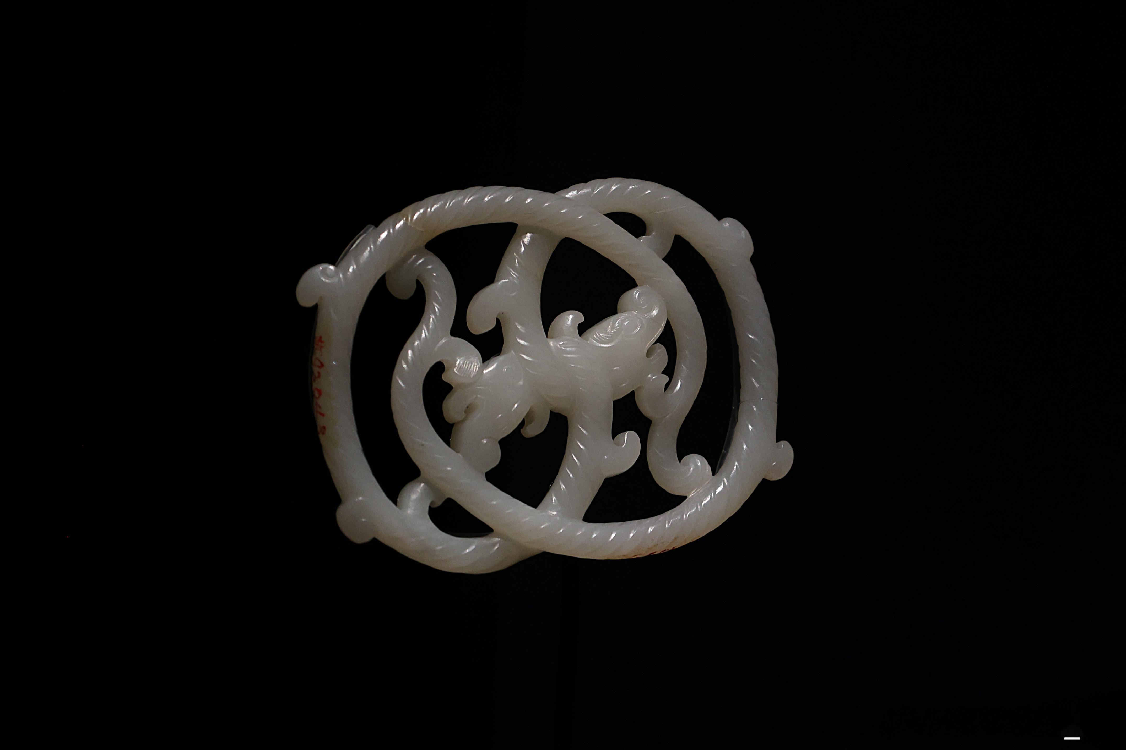 白玉双螭形佩 清 （公元1644-1911年）故宫博物院藏和田白玉雕琢，双面透雕