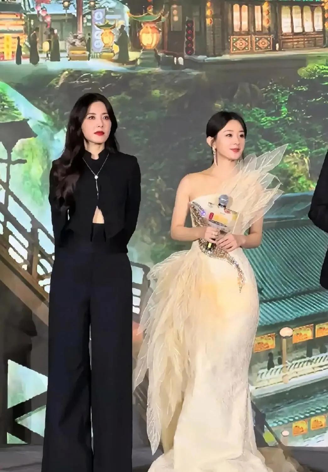 曾黎是赵丽颖的保镖吗？曾黎站在赵丽颖旁边看着就像个女保镖一样。
颖宝越来越温婉可
