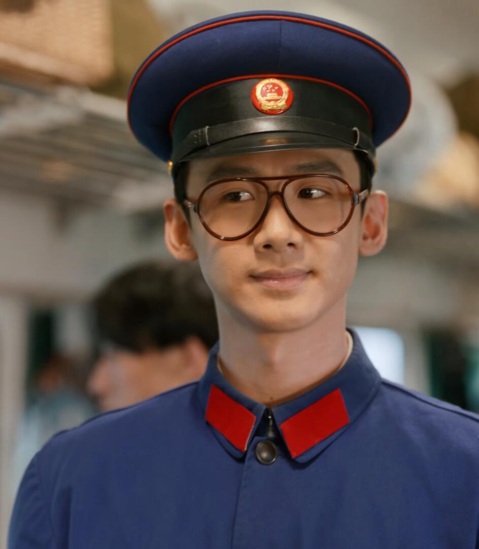 制服这一块白敬亭手拿把掐白敬亭的制服杀真的让人嘴角疯狂上扬！《城池营垒》里穿警服