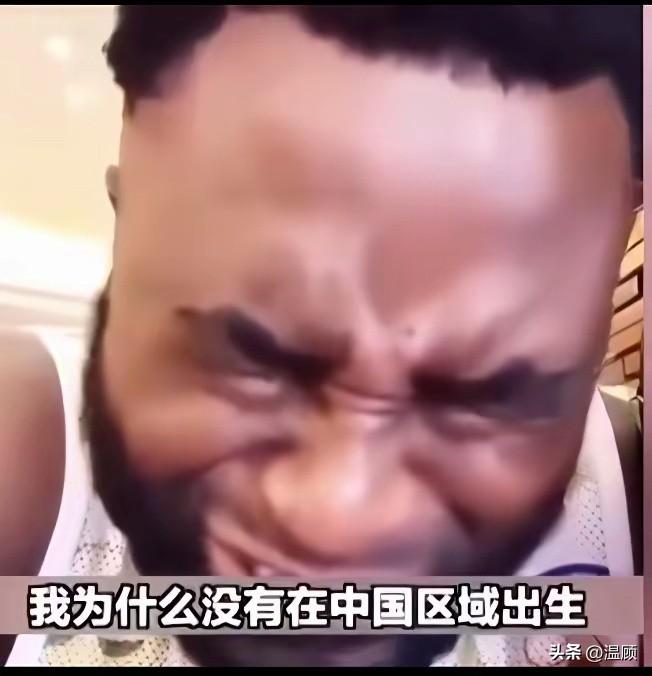 机场里这名外国小伙忍不住失声痛哭，只因自己即将被依法遣返回国。满心不舍的他在直言