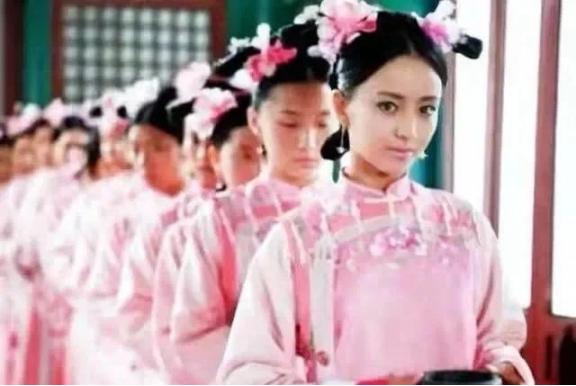 一天清晨，乾隆刚刚睡醒，目光落在一个宫女身上说：“你来伺候朕冲龙沟。” 那个宫女