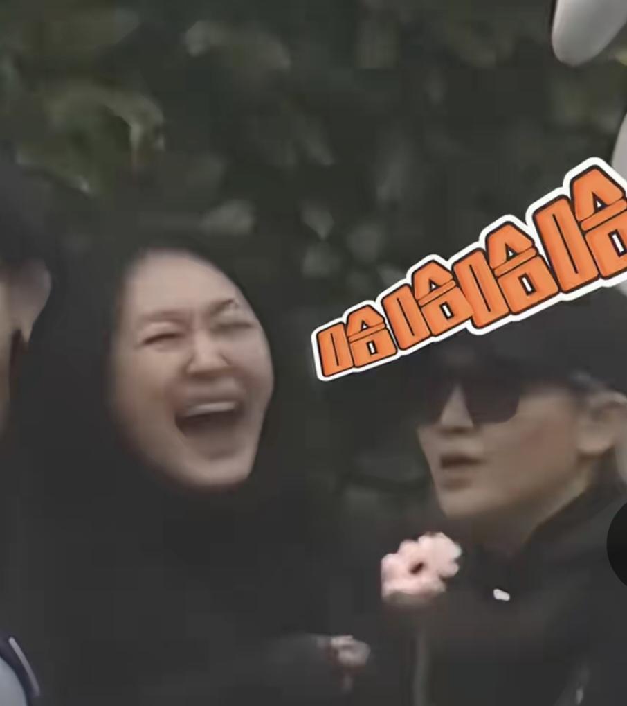 笑在面上，可能痛在心里！

大s雕像终于落成，作为妹妹小s内心甚感欣慰。所以，在