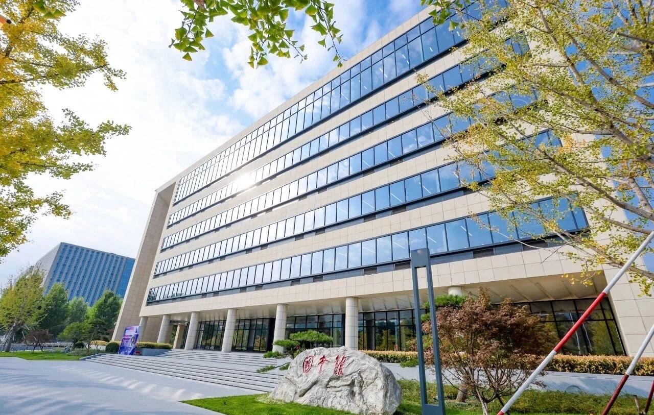 刚刚！北航沙河校区图书馆正式开馆！
图书馆位于沙河校区主楼A座东南侧
是沙河校区