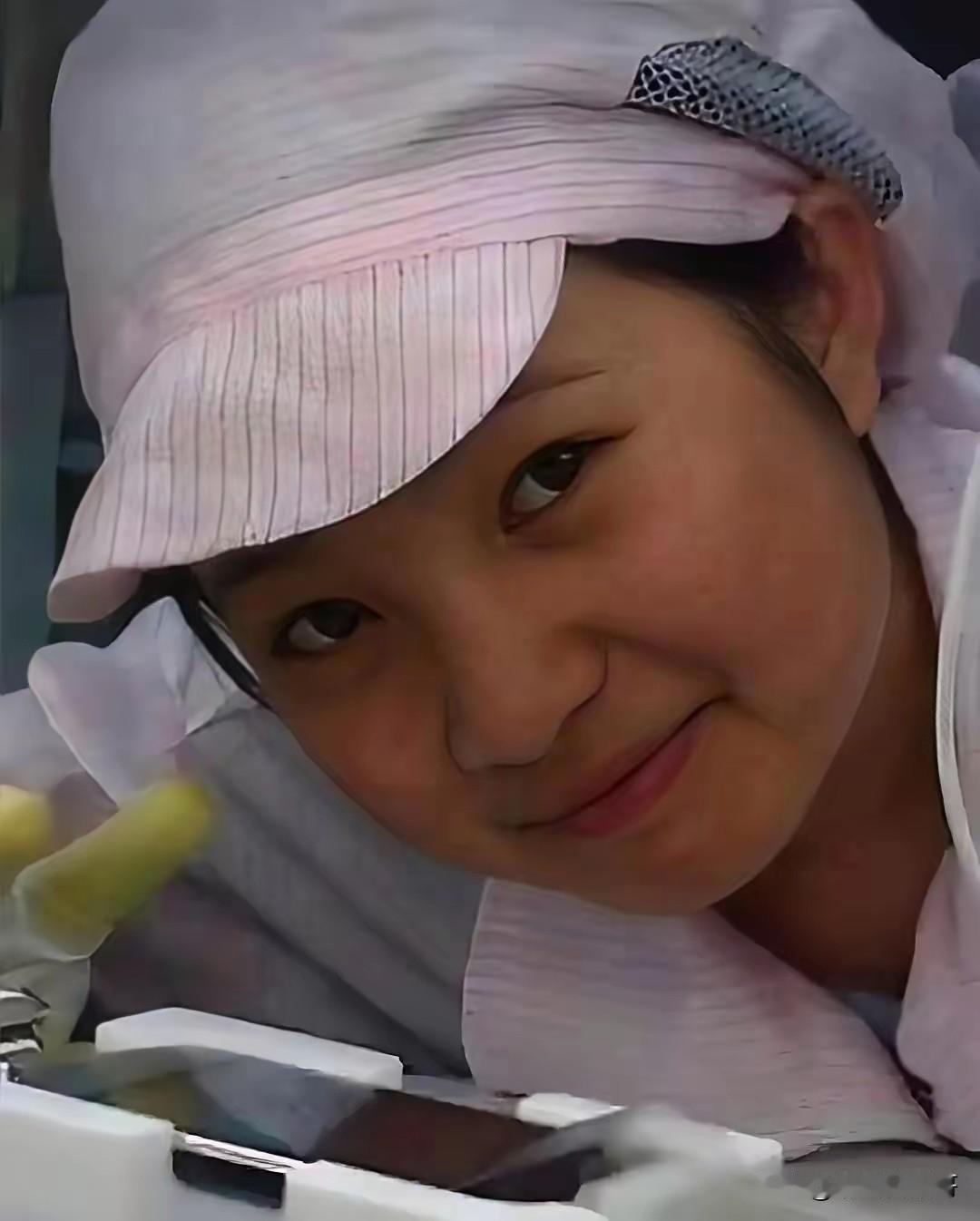 大家还记得2008年这个在富士康流水线工作，用苹果手机拍照忘了删除的贵州妹子吗？