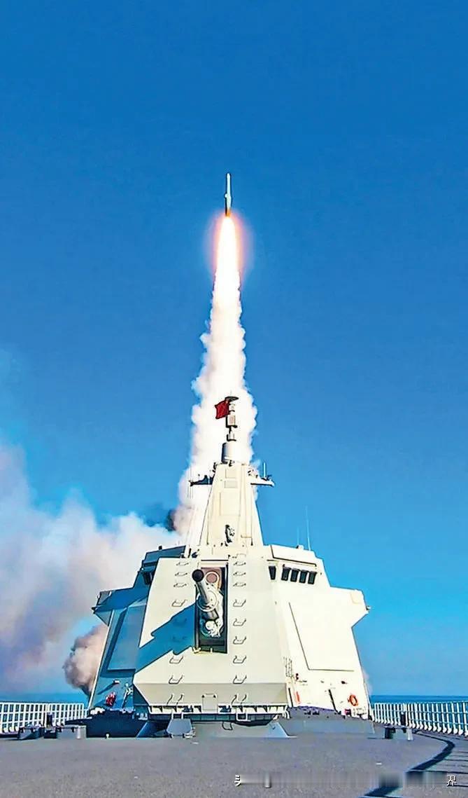 怒射天狼！
分享一张人民海军055级万吨大驱“无锡”舰弯弓射雕，怒射“鹰击-20