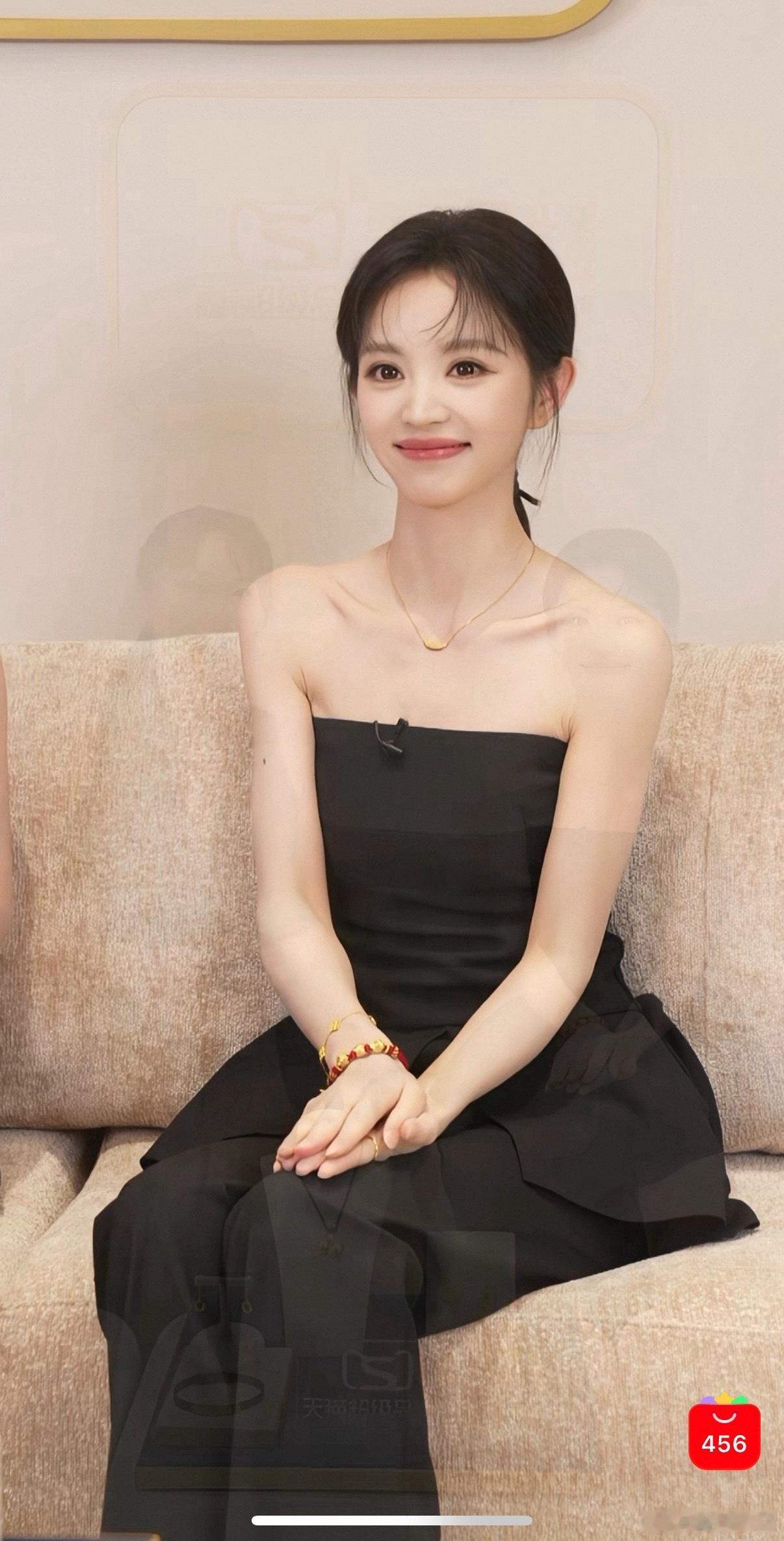 田曦薇品牌活动直播生图来了，直播截图都好美啊，好轻透的妆造，姐感好强，又美出新高