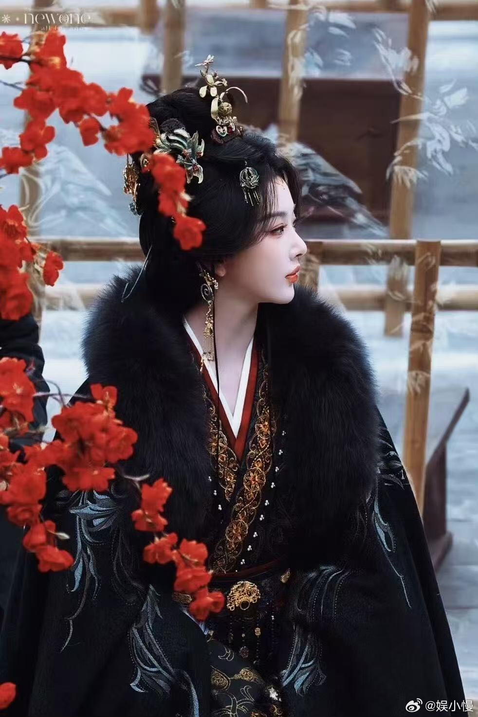 孔雪儿撑伞又出神图一把油纸伞，一场梨花雪。孔雪儿的古装氛围感从未掉线，步步生莲间