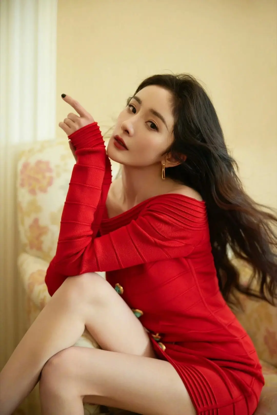 杨幂红色连衣裙美腿。杨幂红色连衣裙美腿