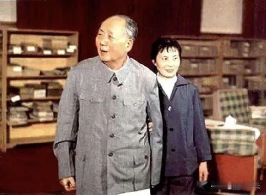 山高水长，他却怕来不及服务人民，也慌等不到国强民富！
老人家走路都需要人搀扶了，