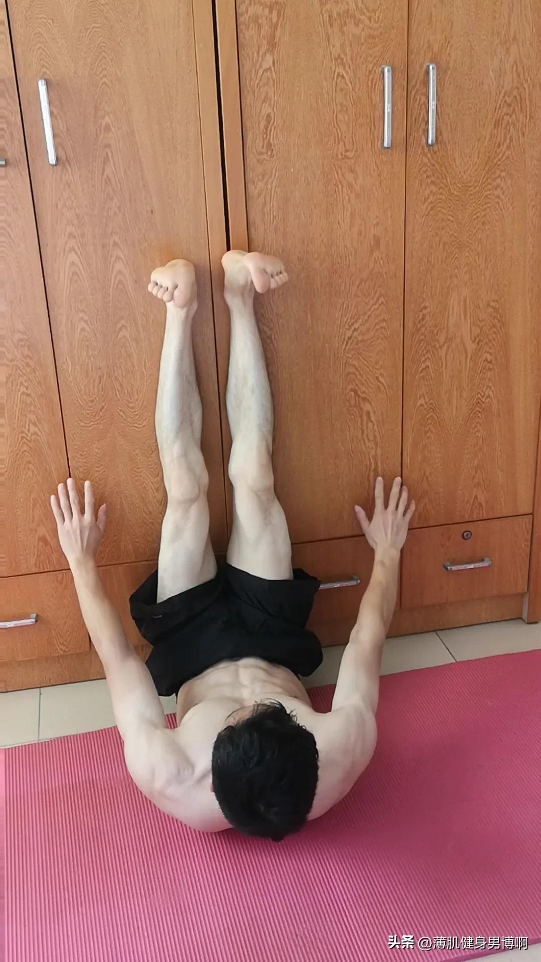 居家健身锻炼
靠墙式举腿锻炼法：
动作要领：靠近墙壁或者衣柜躺下，把两腿贴近墙壁