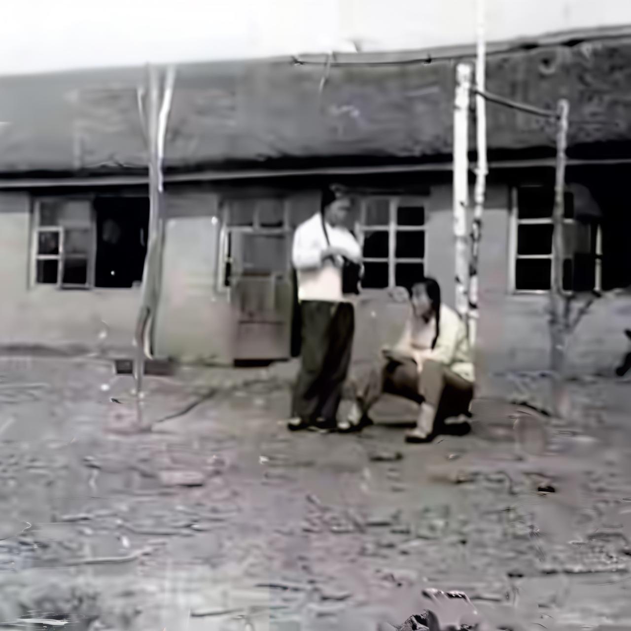 我的知青屋

这张照片是当年黑龙江省德都县团结公社东升大队的知青屋。泥土墙，茅草