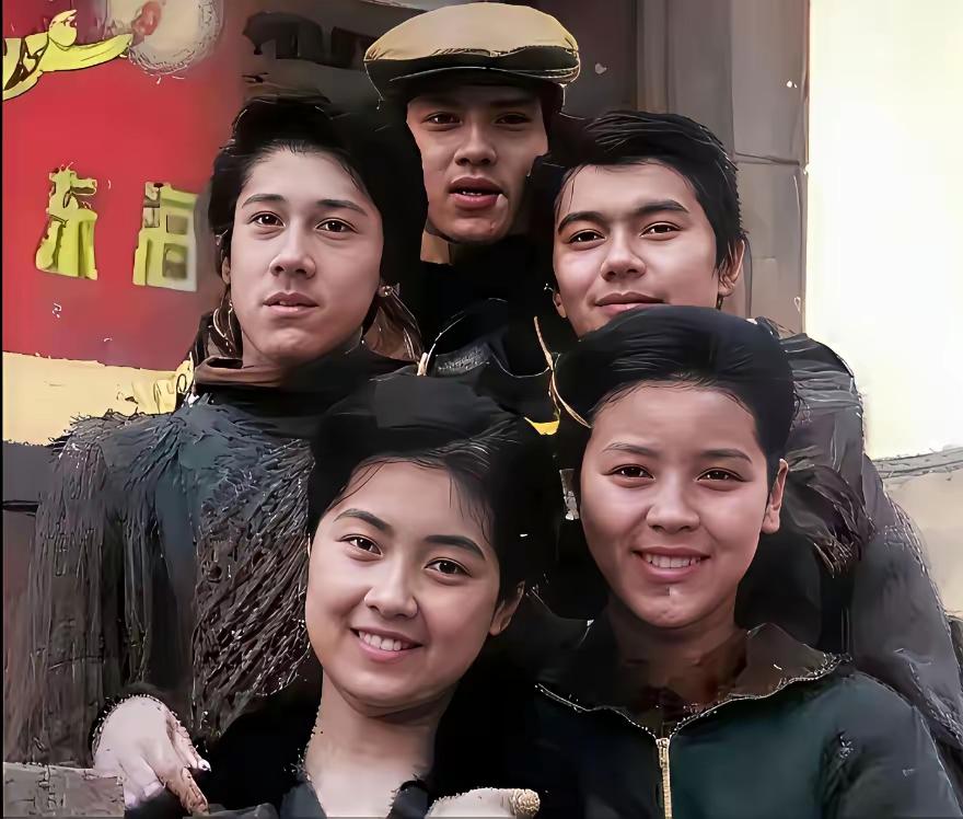 5个人合影中，就看出来了有一个是蔡国庆，其他的没看出来是谁？