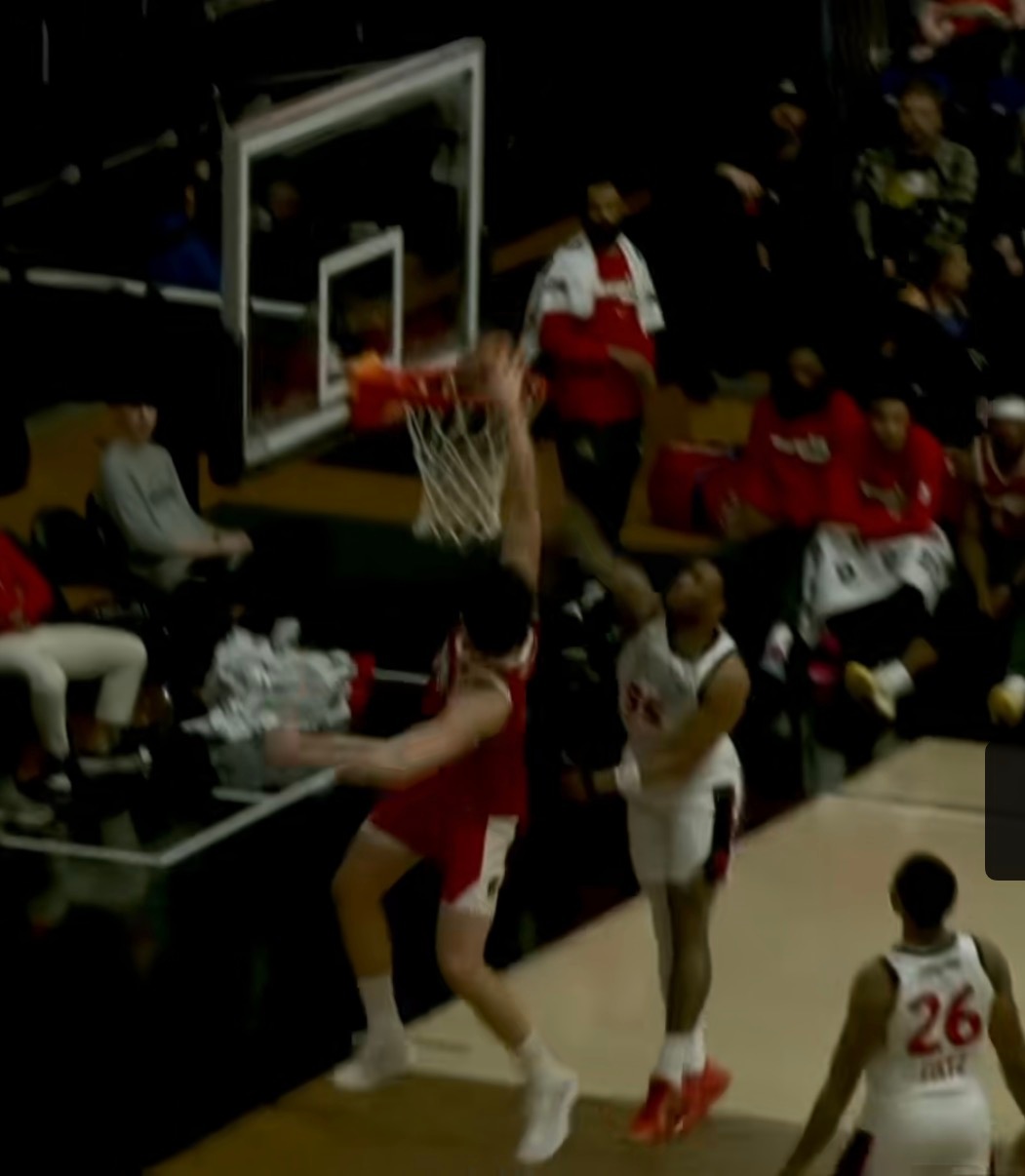 杨瀚森继续混音队：17分11板2助1断2帽8/11 三分1/2全队开局挖了个大坑