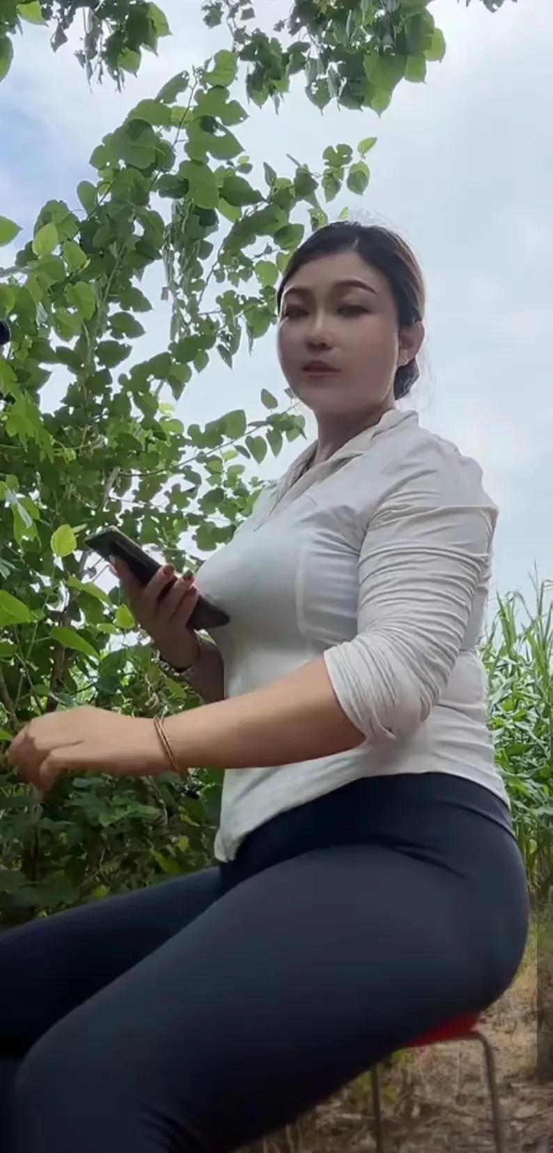 美的向往一一
别人赏美快乐无穷，
我自赏美心里很空！
不知美从何去赏起，
爱美追