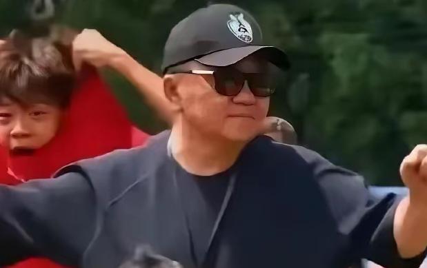 自掏5400万的董路，开500万的劳斯莱斯，住10万一平的豪宅，手腕上是百万名表