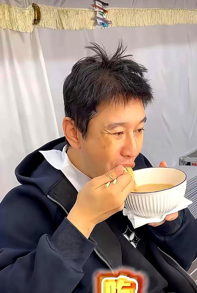 发际线悄悄撤退，不是颜值问题，是命在报警。
熬夜加班，现在被国家卫健委点名了——
