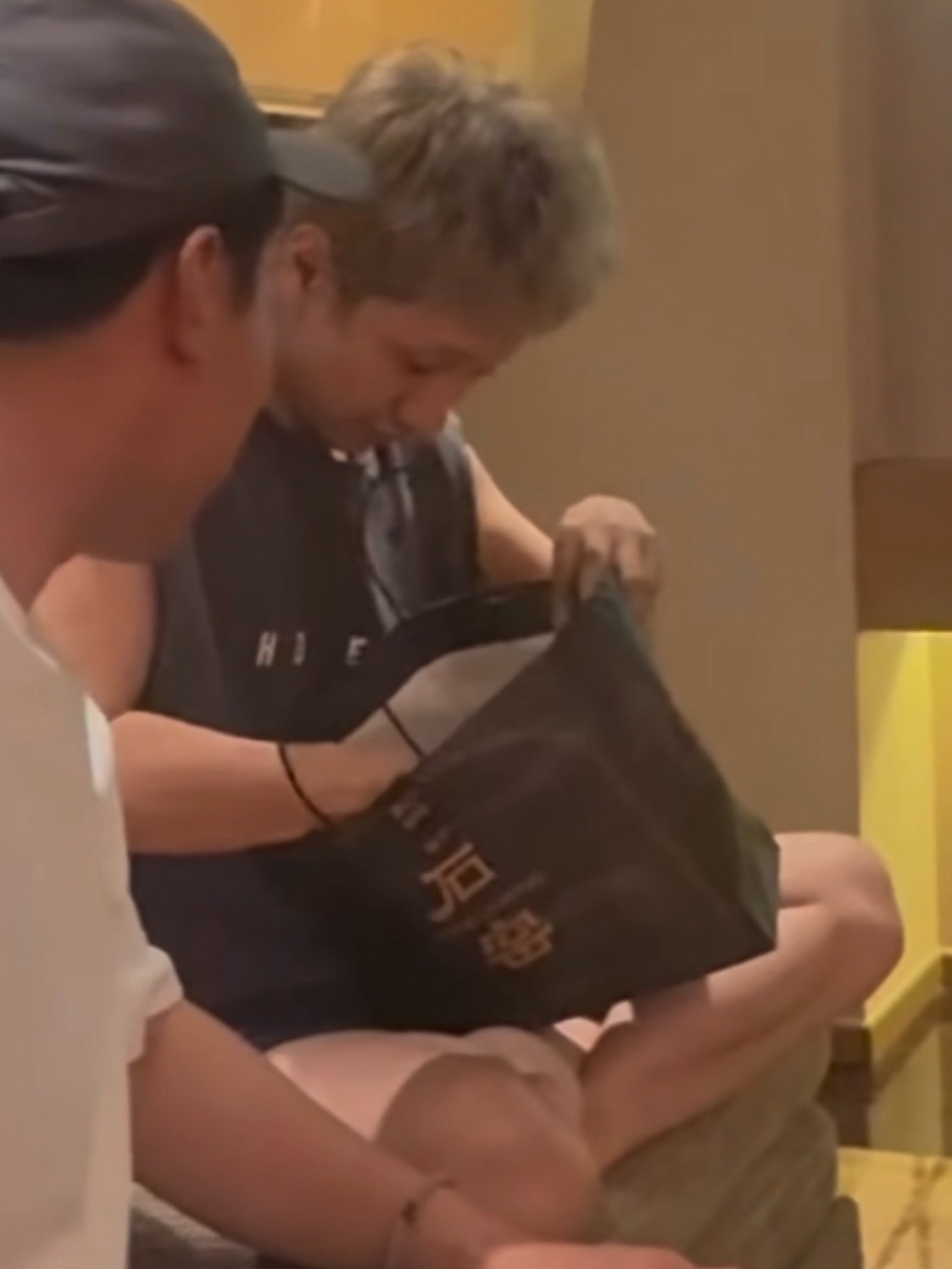上帝啊他就这样盘着腿探着脑袋在他的袋袋里不停掏啊掏喂养弟弟妹妹。。。我萌得要吐了