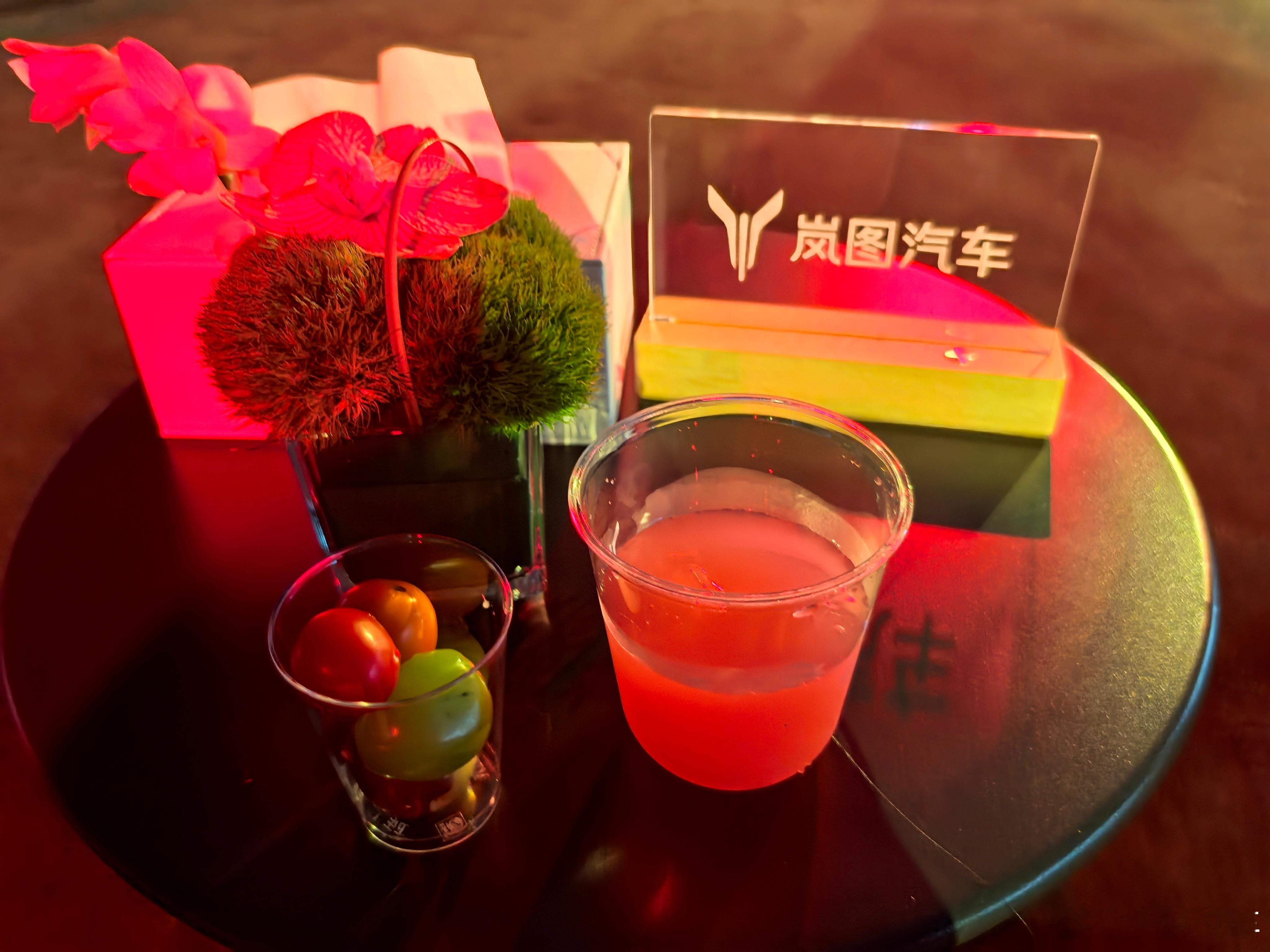 岚图汽车 给我们准备了好多甜点，饮料、水果，太赞了，我吃了好多[馋嘴]26款岚图