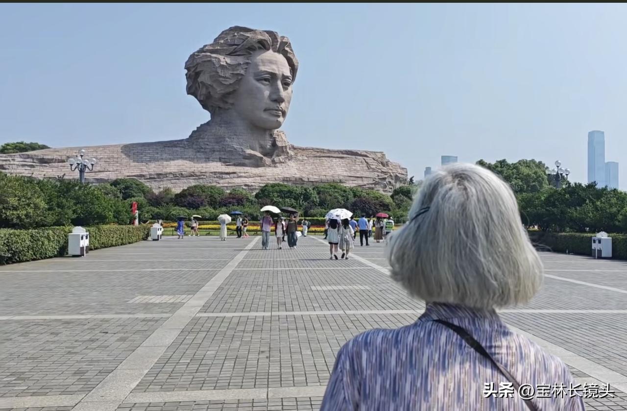 您是繁花，我是硕果，若无您的绚烂绽放，何来我的累累盈枝？
您是救星，人民是亲人，