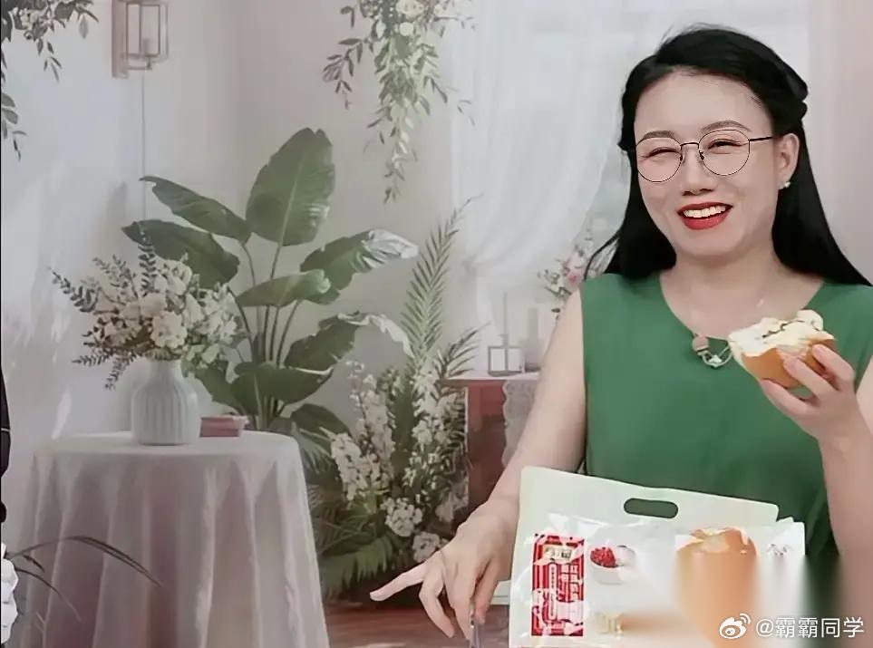 董宇辉在出圈四周年的直播里亲口说，这四年等于别人活了四十年。不是炫耀，是喊累。 