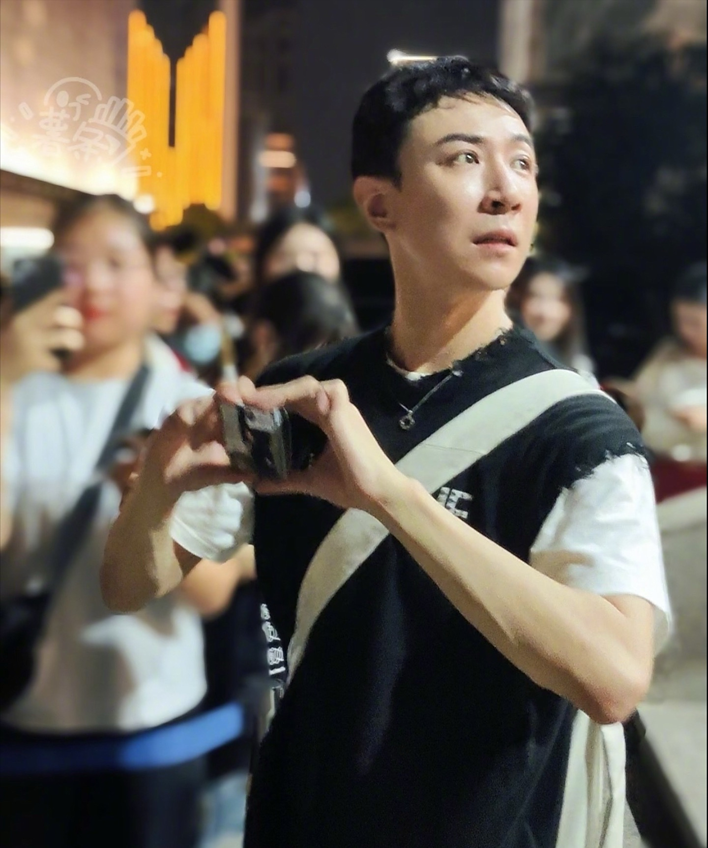 张维伊觉得自己出名后，更在意颜值了，他去美容院的频率比董璇的频率都多，尤其是每次