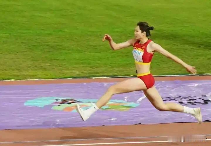 李艺奋力一跃创造亚洲最佳
北京时间5月20日讯，在亚田联第一届跳跃锦标赛中，来自