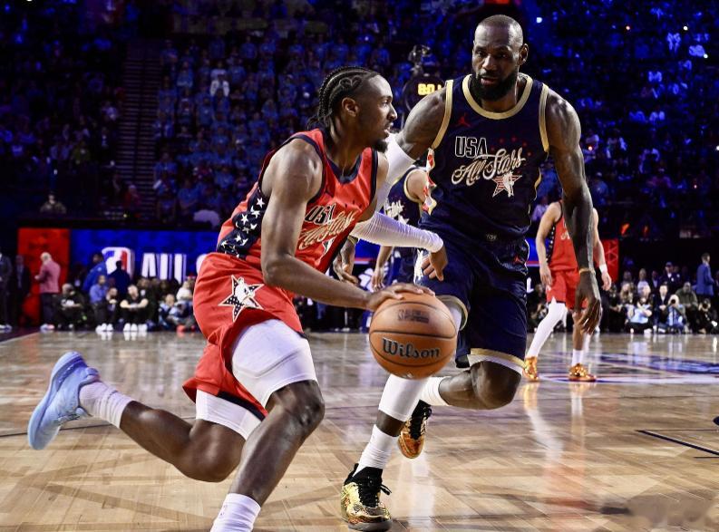 近日，前NBA球员丹尼·格林在自己的播客节目中谈到了詹姆斯。格林表示：“马克西是