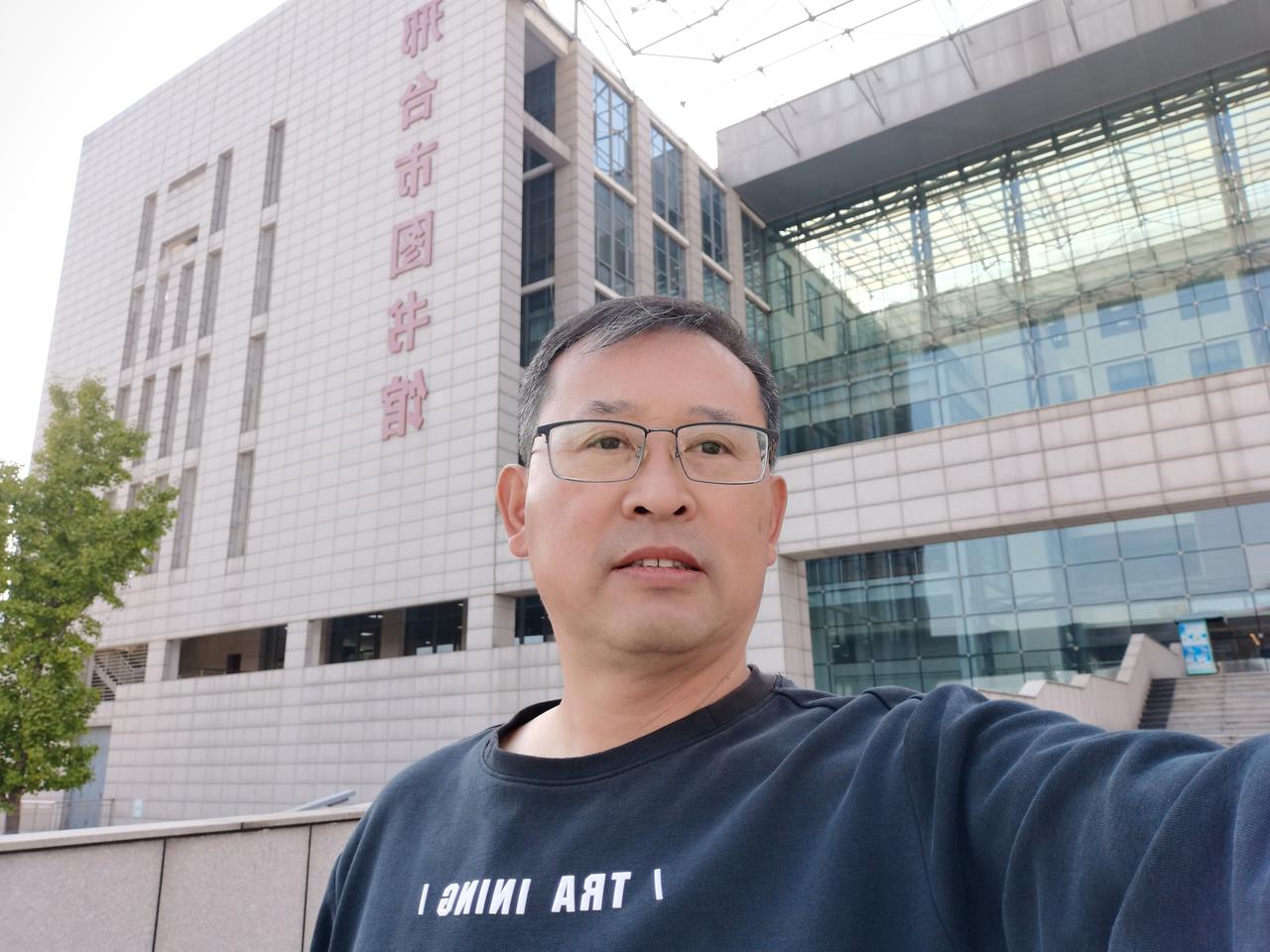 是否最有效的戒烟？你来判断一下

两个老同事在婚宴上碰面了，他们曾经在一个班组里