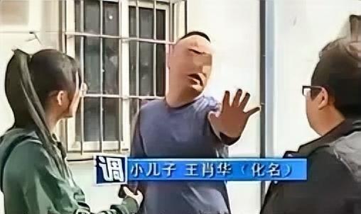 福建一个断臂男子，独自一个人照顾父母整整20年。为了还几十万的外债，他把家里一套