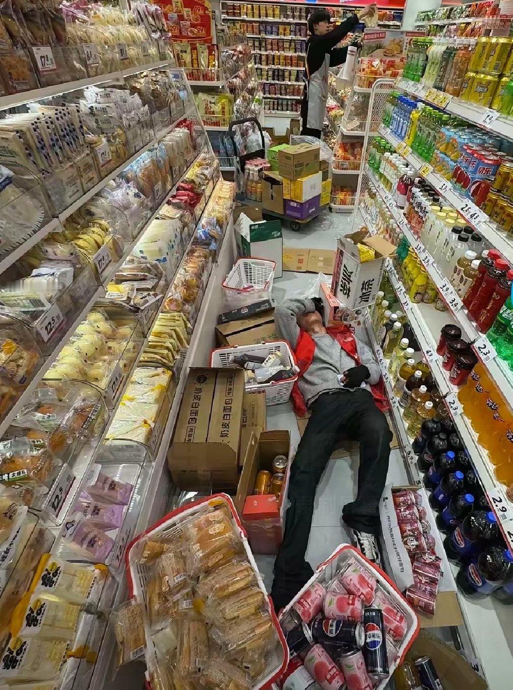 零食店真不是人干的！干一周就跑了一分钱没结。天天一个人搬饮料补货记账，上到11点