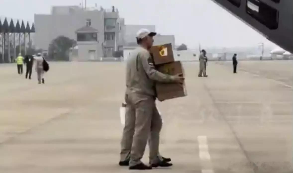 买买买！俄罗斯飞行员又来“扫货”了：成箱啤酒抱上运输机，还有人带走“东风-5C”