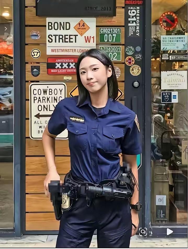 街头时尚拍照好酷。