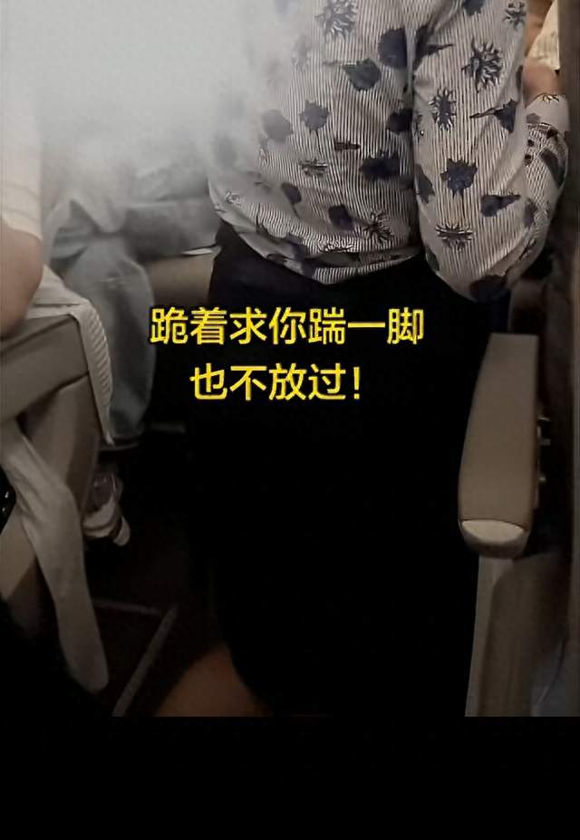 东航航班餐车碰肘风波 目击者称空乘多次下跪 客服回应仍无明确结论