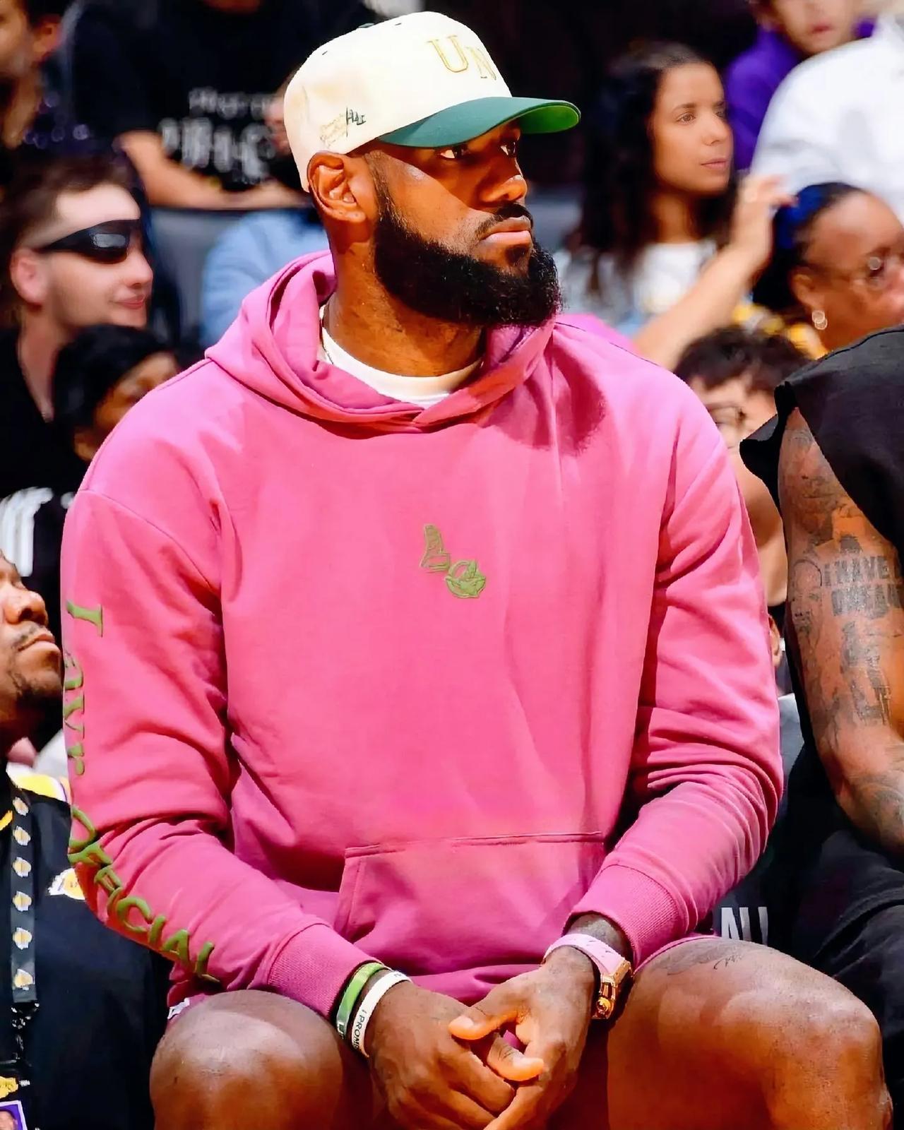NBA现役最老球员的以下这五位：：

1、勒布朗-詹姆斯（湖人）
年龄：38岁零