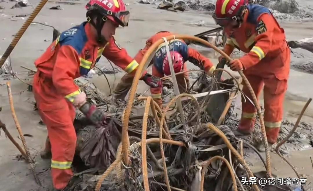 钢筋混凝土建筑
被洪流冲毁，巨大的
灾害冲击力让人难以想象…

救援人员不顾脚下
