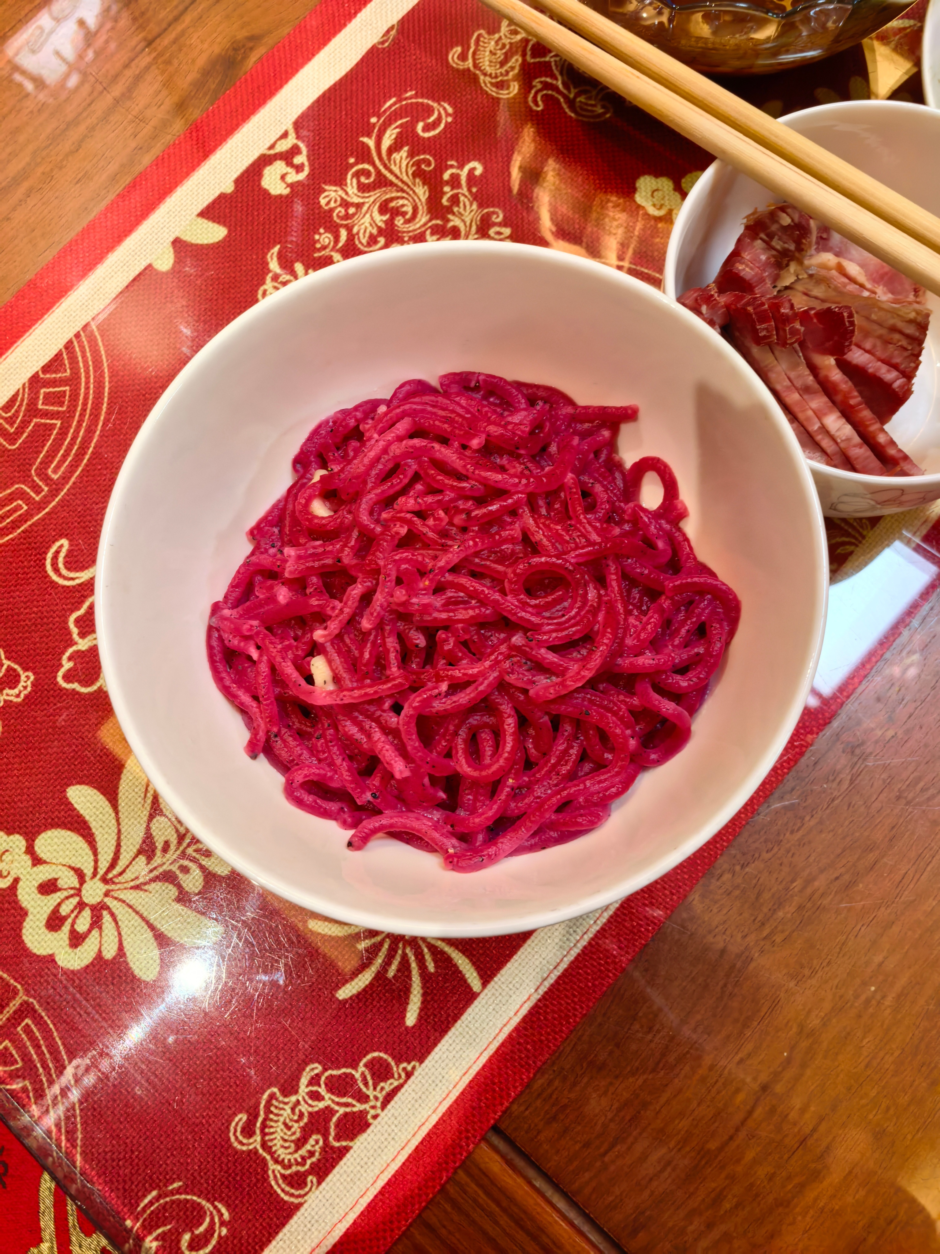 我妈拿和面机器做出来的。。火龙果面条 