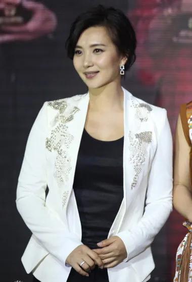 陈好，当年在《粉红女郎》中，真的把万人迷的形象演绎得淋漓尽致，因此也一炮而红，如