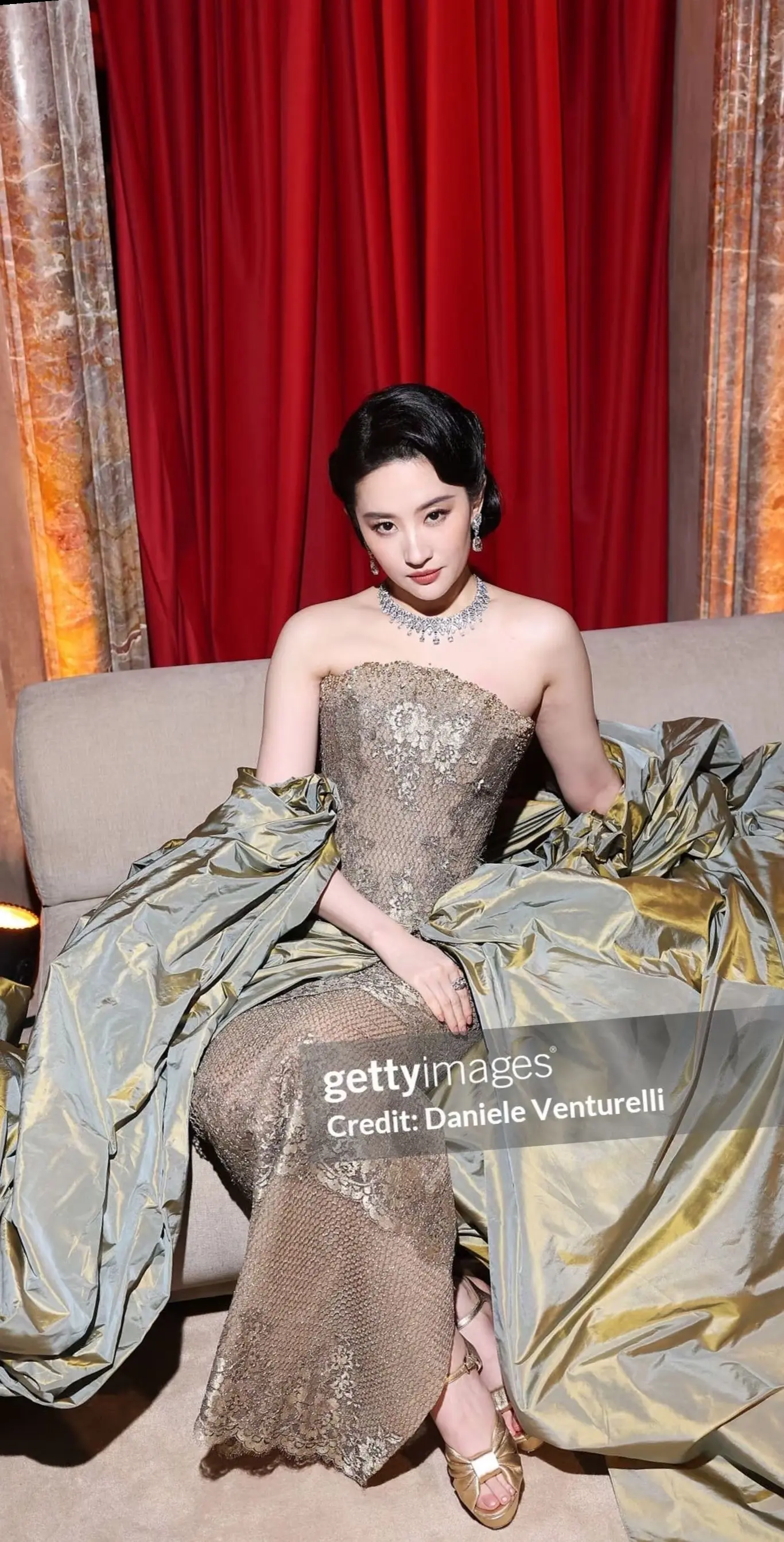 权威的刘亦菲，米兰宝格丽第二套礼服。