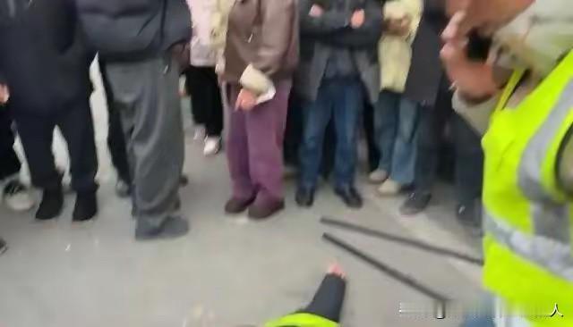 这个能算工伤吗？

张家界永定区一所小学，一名45岁家长在站护学岗时突然晕倒，送