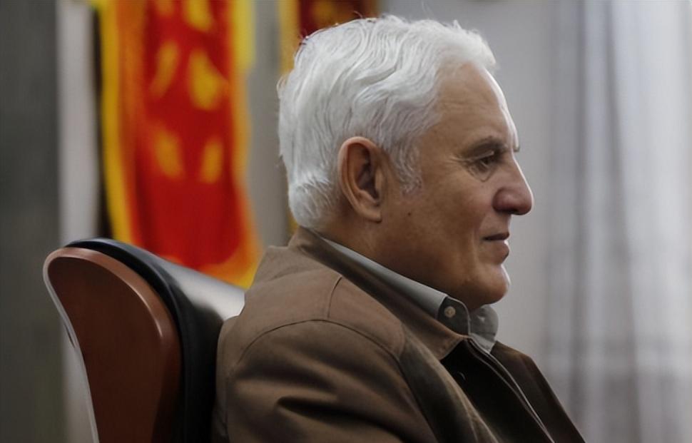 1938年天津，一个白人男婴刚降生就被亲生父母遗弃。没人想到，这个无依无靠的孩子