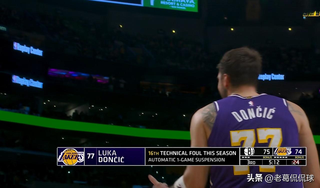湖人超级巨星东契奇终于被禁赛了！在今天湖人主场迎战篮网的比赛中，当时比赛进行到了
