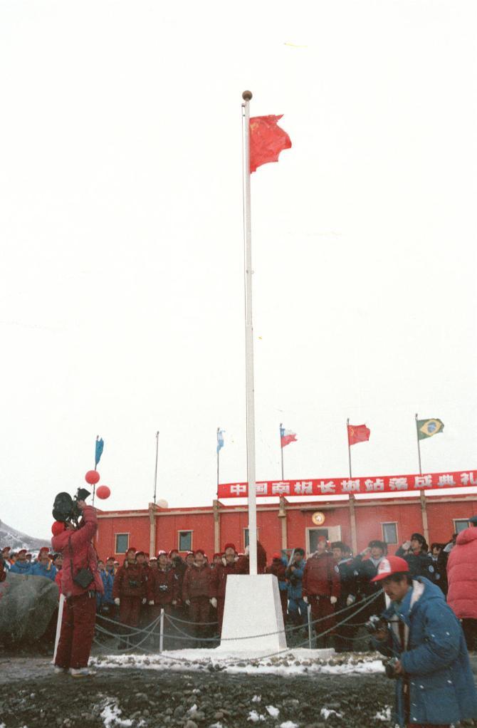 全球极寒地10件有7件波司登在零下60℃的南极冰原，每一次户外作业都是对生命的考