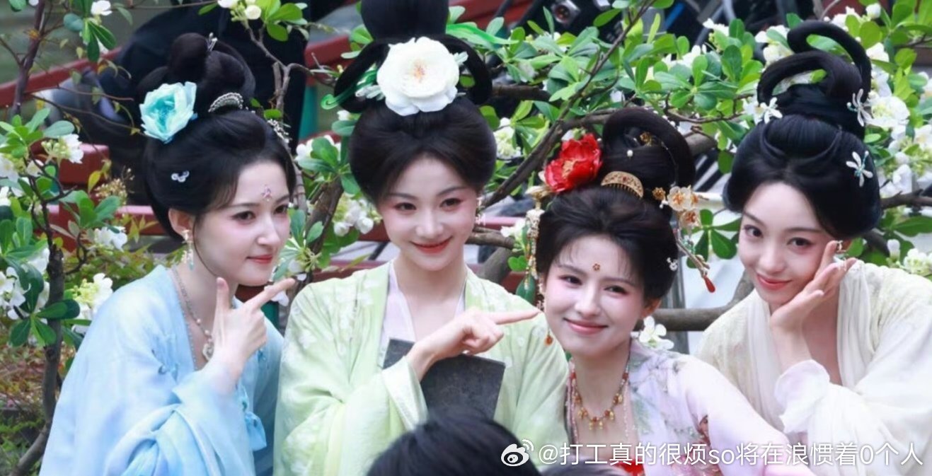 万恶之源就是大家已知鹤男93年的比胡意旋她们还大but改小年龄五年挂95花新人牌