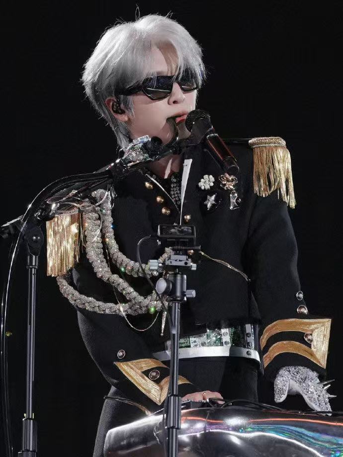 严浩翔加冠礼演唱会收官发文严浩翔黑金captain塑  严浩翔加冠礼演唱会收官发