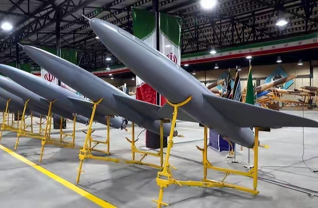 伊朗的新战法让美国很头疼无人机蜂群、电子干扰、机动突防导弹组合出击，不按传统套路