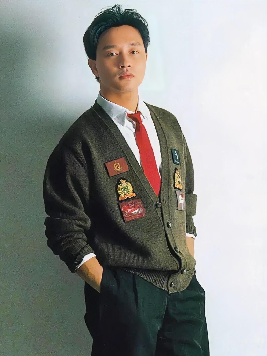 荣粉直言：王杰唱腔单一，全靠沙哑嗓撑场面！张国荣唱功全面全能，快慢歌、曲风全能驾