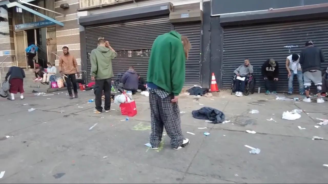 美国的斩杀线让很多人沦为流浪汉，无家可归，每天都是行尸走肉般的活着，然后，慢慢的