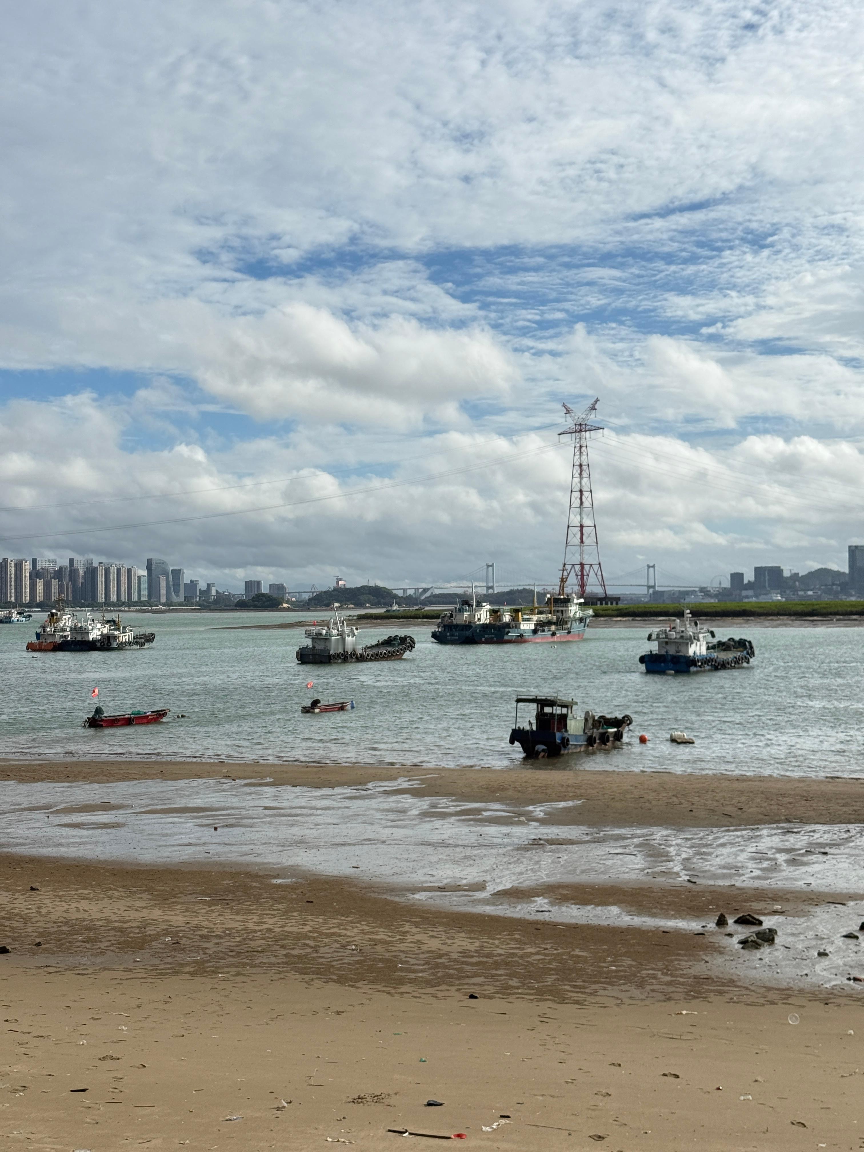 跑步[超话]即刻开跑 761 蓝天白云风景好，提点速结束一下这个八月这两个月的跑