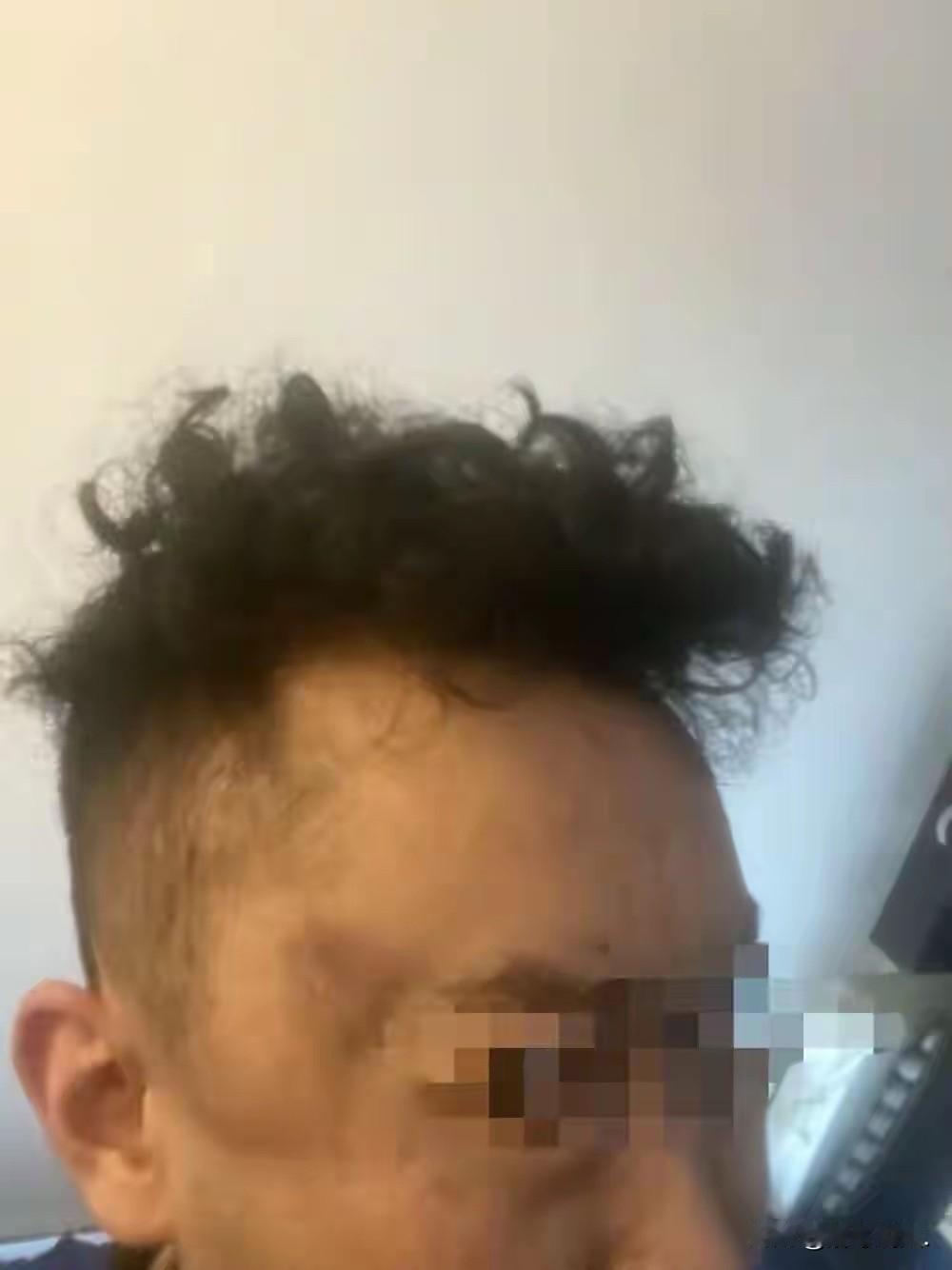 青海西宁，男子陪母亲去做核酸，岂料，扫码出现异常，被带到了派出所。期间，其母亲因